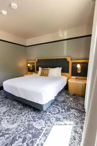 1 Queen Bed/Side